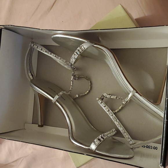 🔥Valerie Stevens silver metallic elegant heels - Picture 2 of 4